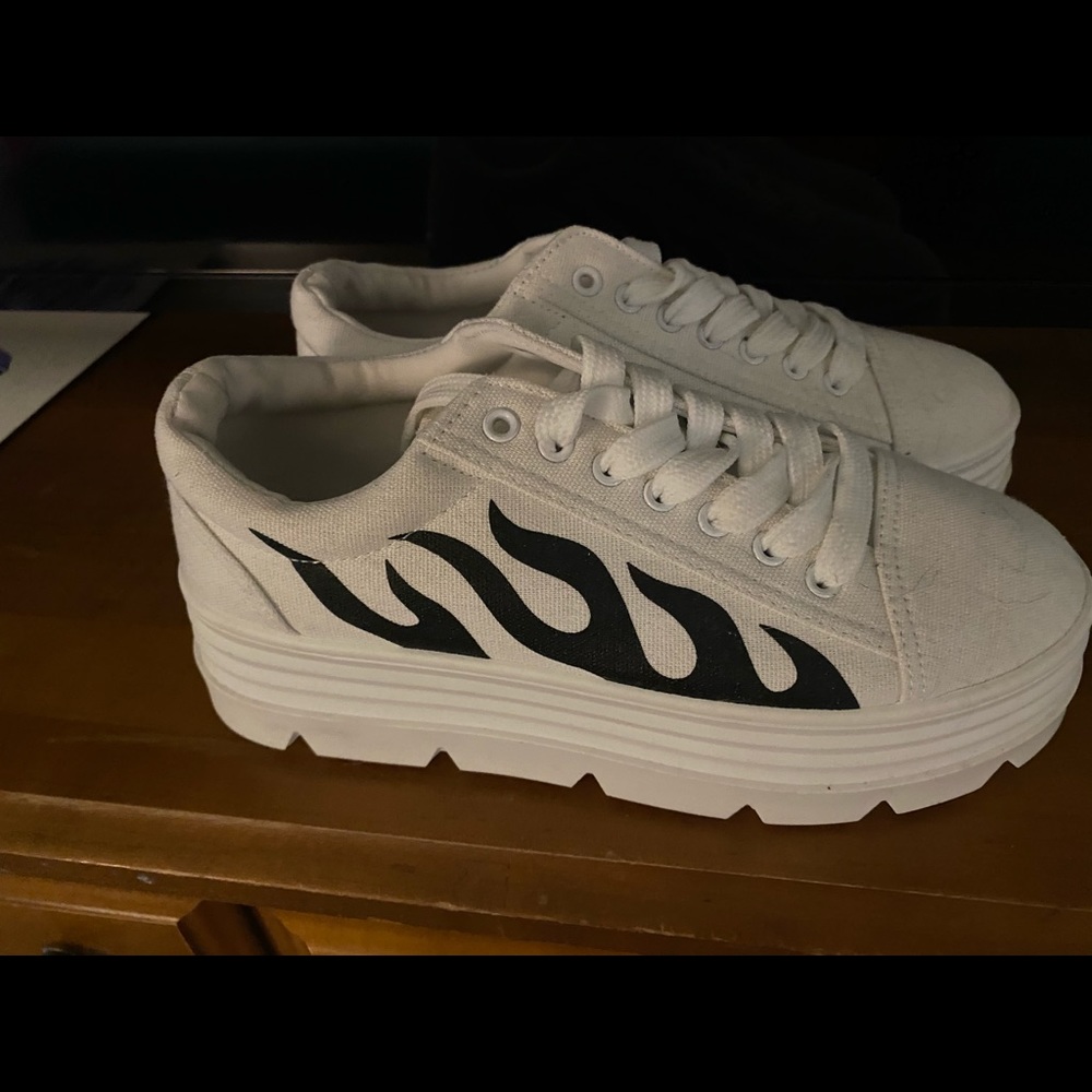 New never worn dollskill shoes